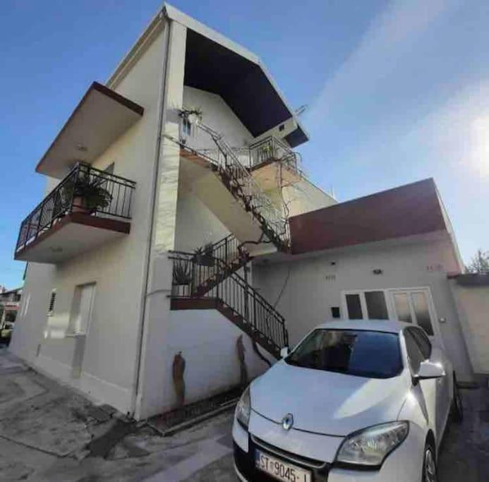 Spacious Apartment Matej Near The Sea Kaštela Екстериор снимка